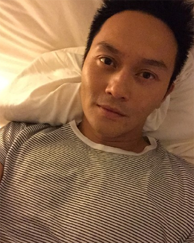 张智霖清晨收工晒帅照 躺床上撞脸老婆袁咏仪