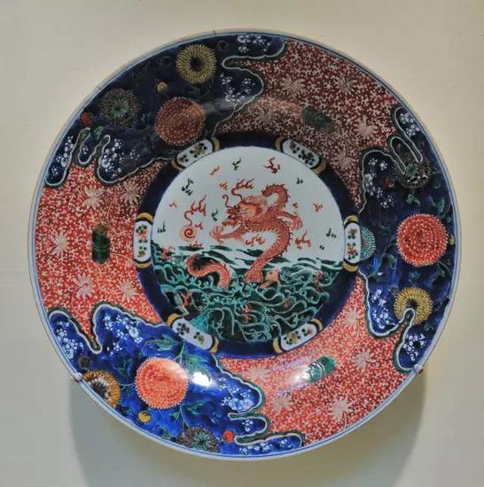　　雍正云龙纹大盘，现藏于美国大都会艺术博物馆