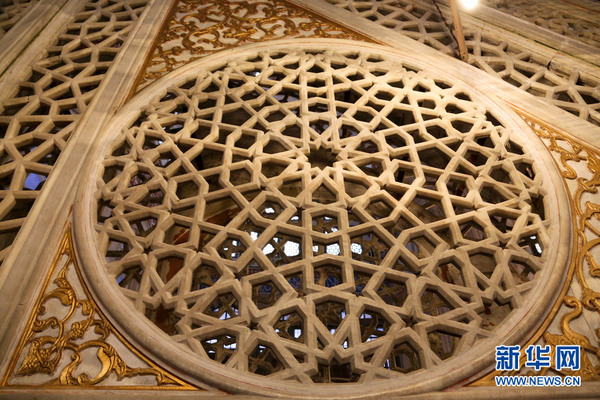 图为清真寺内最令人惊叹的手工镂空雕刻。
