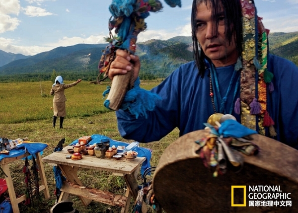 西伯利亚一隅，奥列格• 道尔吉耶和其他二十几名萨满为在布里亚特共和国举行的布卡诺雍仪式收场。一名女子将献祭的畜奶抛洒向山坡上的圣石。