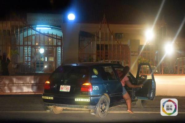 　　图为一名站街女搭上出租车和顾客一起离开。
