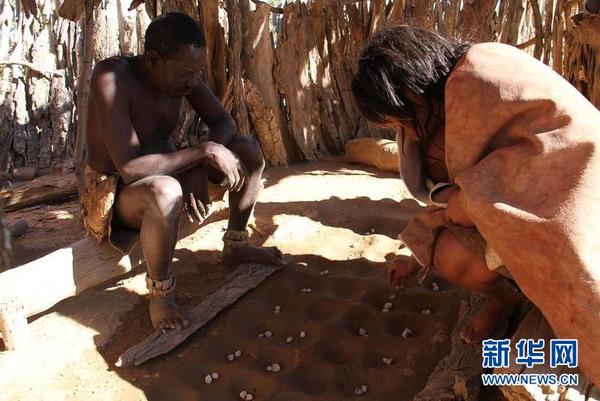 两名达马拉人在玩游戏。新华网记者 吴长伟 摄