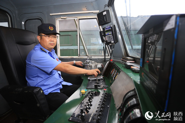 7006次内燃机车司机陶宏斌在驾驶机车出库前对机车进行性能试验.