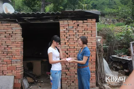 中国报恩网携手志愿者走进灵寿山区资助贫困学