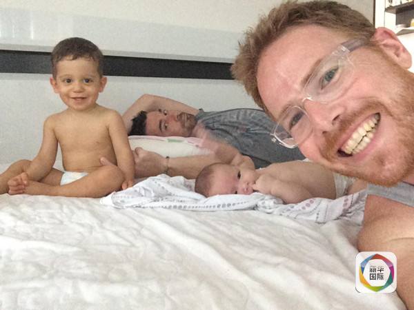 　　　　这对“男同”与他们通过在印度代孕生的儿子阿尔瓦罗（左）与女儿卡门。