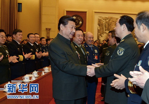 2015年3月12日，习近平同军队人大代表亲切握手。新华社记者李刚摄