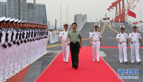 2013年8月28日下午，习近平检阅辽宁舰水兵仪仗队。新华社记者李刚摄