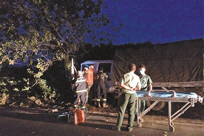 7月26日凌晨4时 地点：黄瓜山至尖山路段 一辆小型货车撞在路边的大树上，司机被困驾驶室。馒头哥杨洋对患者进行初步处理后将其送往医院。