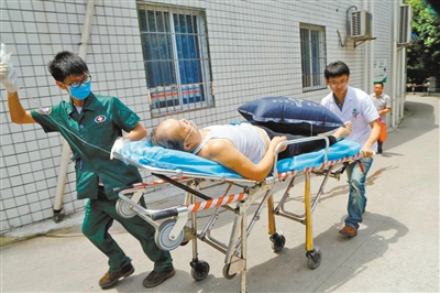 14时15分 地点：急诊门口 患者终于抵达医院，转入急诊科进行下一步救治。