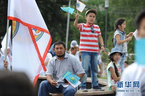 父子俩为阿拉木图加油。新华网发 叶戈罗夫 摄