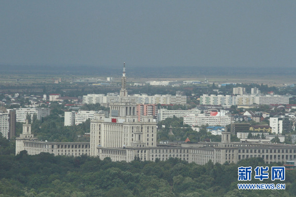从天空塔34层拍摄直线距离约3公里处的自由新闻大厦。新华网发 佩特雷斯库 摄