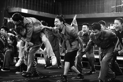 《中华士兵》宏大诗意中拼贴现实细节|话剧院