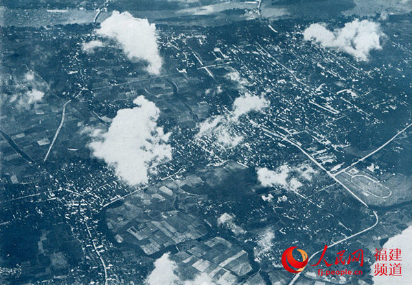 日寇飞机轰炸漳州航拍图。当时日本《世界画报》称轰炸“很壮观”。 福建蒋滨建工作室 供图