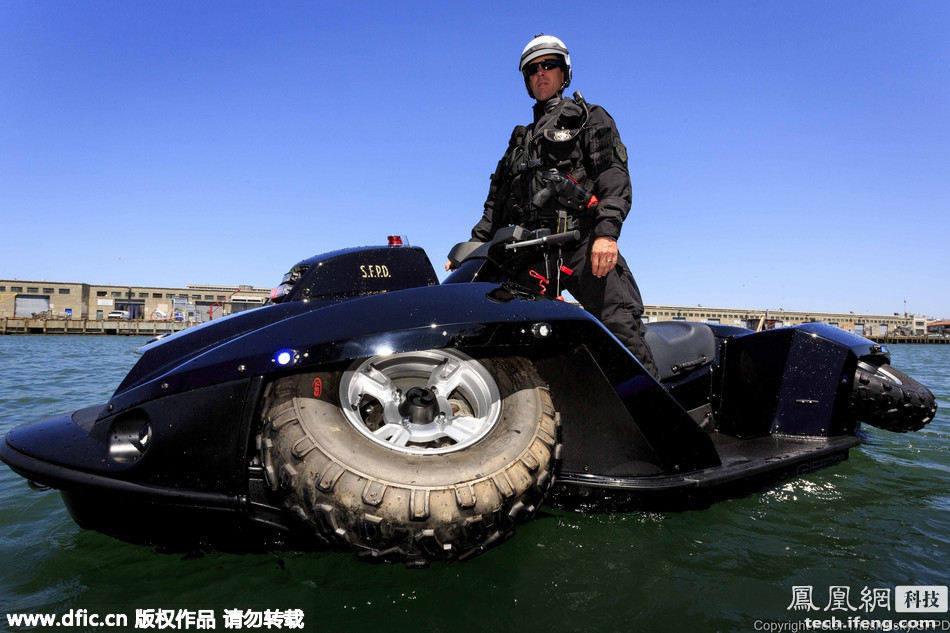 正式配备了一种水陆两用四轮摩托,这辆名为Quadski XL的水路两栖高清图片