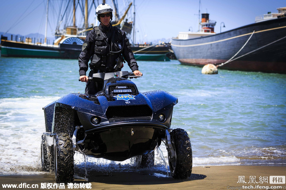 正式配备了一种水陆两用四轮摩托,这辆名为Quadski XL的水路两栖高清图片