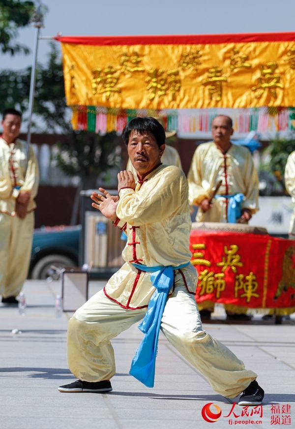 该招式为南少林五祖拳中的三战十字拳，其特点是出拳对争，前出后拉，拳打八方，力击十面，攻防于四面八方。赖进财摄