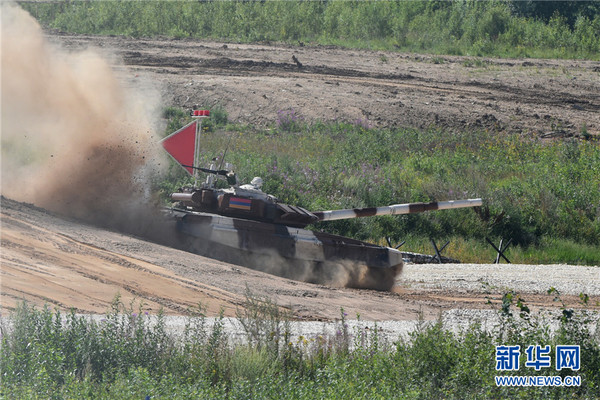 在紧张激烈的竞赛中，各国军队参赛车组都把装备的性能发挥到极限。图为高速过障的坦克 （吴苏琳 摄）