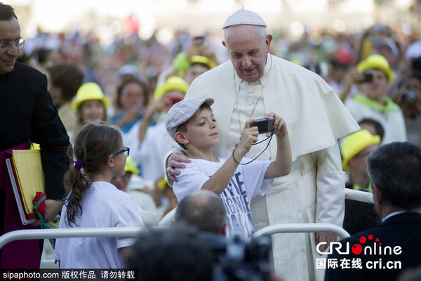 当地时间2015年8月5日,梵蒂冈,罗马教皇弗朗西斯接见教众。图片来源:Sipa Photo