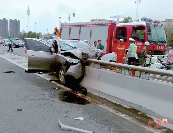 昨日,西三环郑上路立交桥南侧,一辆现代撞上水泥墩。 记者 徐富盈 汪永森 图