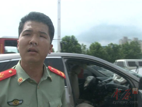 最先报警的消防官兵