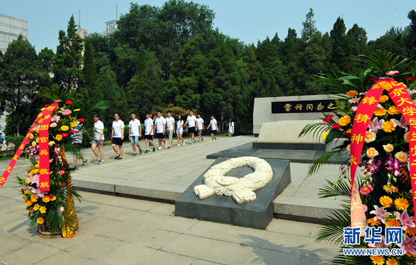 17名学生代表来到抚顺雷锋广场，祭奠雷锋，为雷锋扫墓。