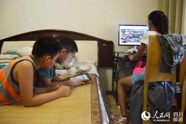 小睿的大半个下午花在了暑假作业上，直到他的小伙伴来约他一起玩游戏。