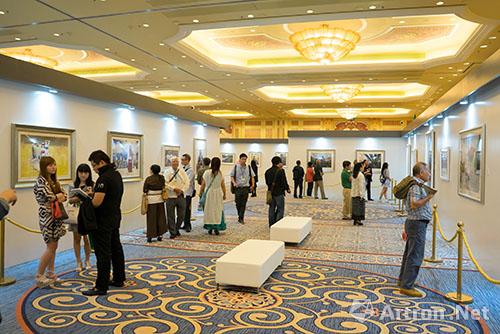 观众参观展览
