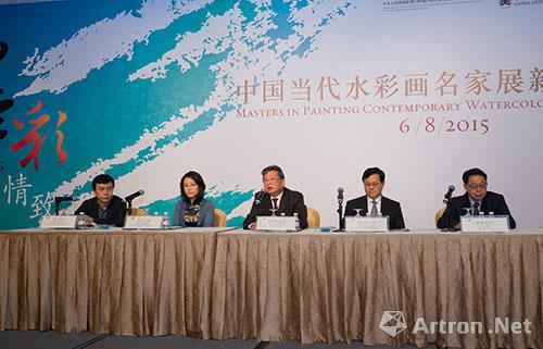 新闻发布会现场,左起:中国美术家协会水彩画艺术委员会副主任梁宇、弘宝博艺文化有限公司董事总经理常红女士,中国美术家协会副主席许钦松、金沙中国有限公司董事会特别顾问梁宝荣、澳门美术家协会会长黎鹰