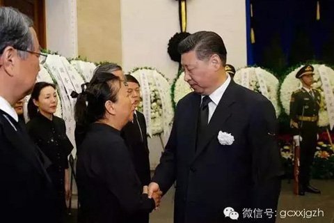 习近平与万里亲属握手，表示慰问。