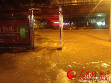 梅峰路积水严重 网友@姗姐有话说供图