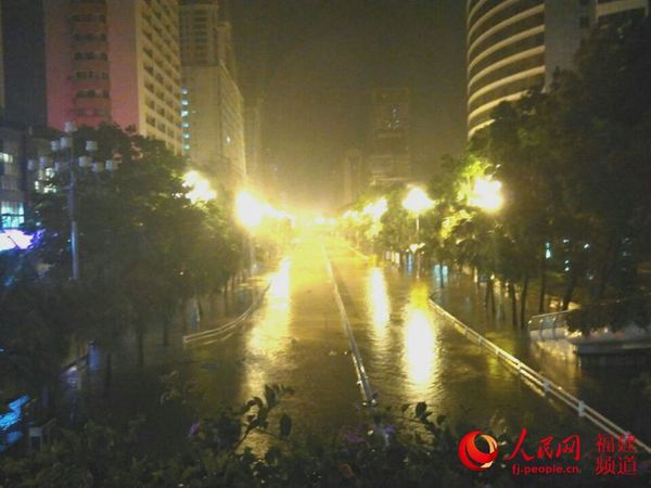 福州华林路严重积水，无车辆敢通过 吴隆重摄