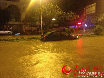 梅峰路积水车辆被淹 网友@姗姐有话说供图