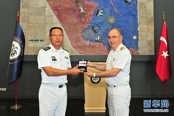 访问土耳其期间，临沂舰高克舰长（左）拜会土耳其海军官员（5月25日摄）。