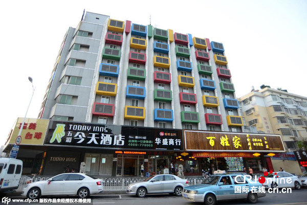 　　2015年08月11日，湖南省郴州市，郴州市现“多彩空调墙”，某房子外墙悬挂30余个巨大彩色空调罩，显得新颖、个性，获得不少市民点赞。图片来源:CFP