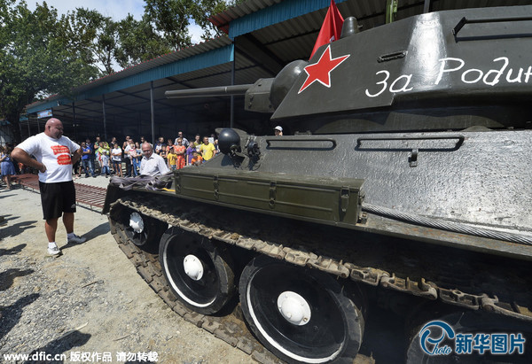 　　 当地时间2015年8月11日，俄罗斯符拉迪沃斯托克，俄罗斯大力士Ivan Savkin拖动了一辆重达26.2吨的T-34主战坦克。（图片来源：东方ic）
