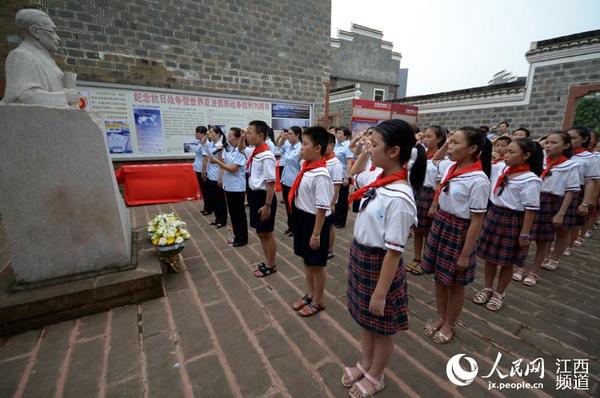 学生和法官们在梅汝璈雕像前宣誓