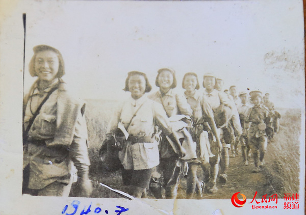徐丽森提供的新四军女战士行军照片.邹家骅 翻拍