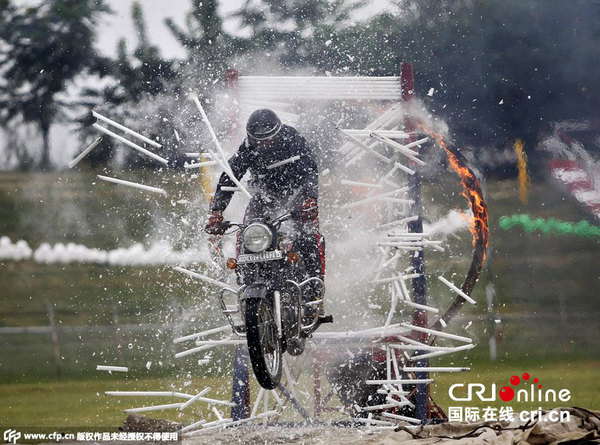 　　当地时间2015年8月15日，印度各地庆祝独立日，图为印控克什米尔斯利那加警方表演特技。图片来源：CFP