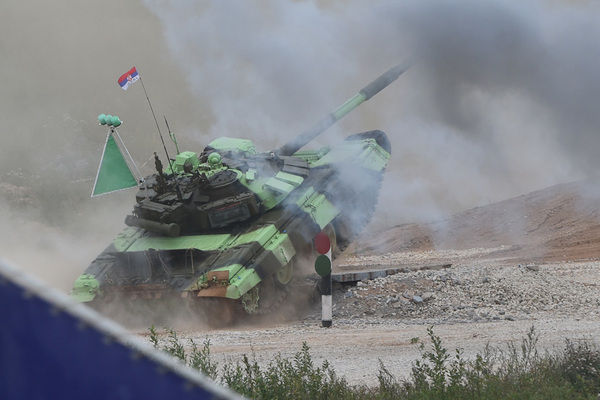 塞尔维亚车组跨越崖壁障碍，近方是即将进入直角转弯的中国参赛车组的标志板 吴苏琳 摄