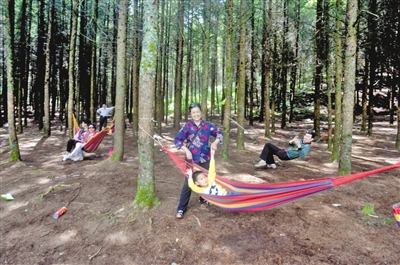 奉节兴隆镇的大山深处，市民开心避暑。