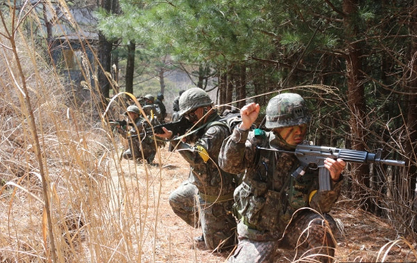 韩国陆军37师团在进行乙支自由卫士军演。(