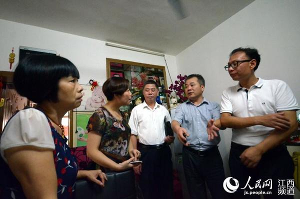 商会一行人向“保姆奶奶”赵玉兰了解优优近况，并表示后续将继续关注。