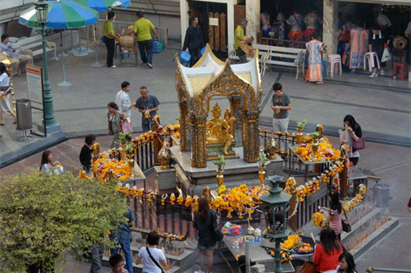 　　人们在四面佛参观的资料图片。