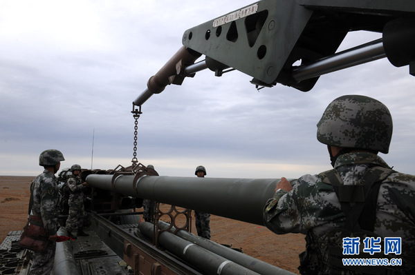 官兵在射击阵地装填火箭弹。杨广辉 摄
