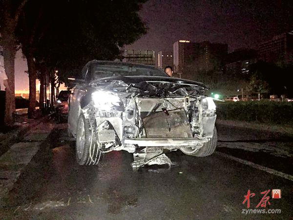 郑州:一辆奥迪Q7撞坏百米护栏 醉驾司机藏进绿