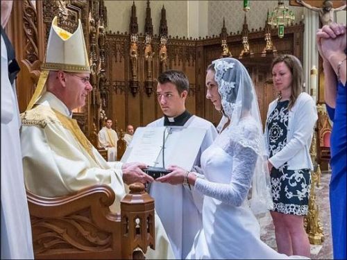 女子与耶稣结婚将终身禁欲成&ldquo;神圣处女&rdquo;成员