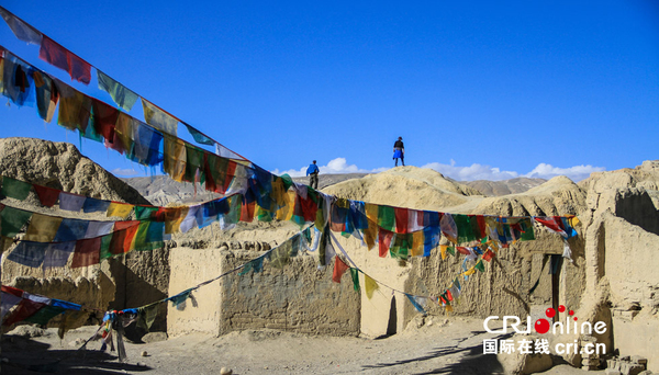 　阿里地区扎达县古格王朝遗址的顶端，悬挂在断壁残垣中的五彩经幡。摄影　廖继勇　