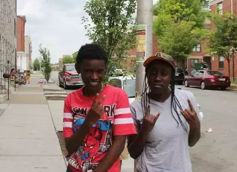 美国非洲裔的投票率和其他政治参与度均低于白人。图中的黑人青年摩根和艾米说，他们参加过的唯一“政治活动”就是抗议。 张朋辉 摄