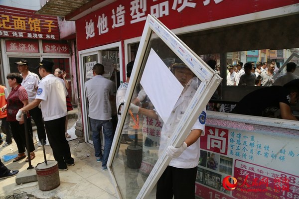 执法人员拆除违章建筑