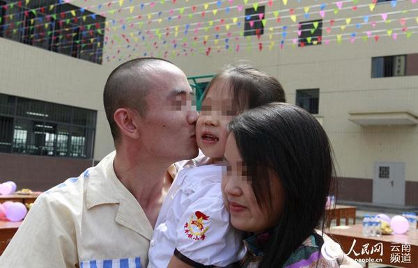 一服刑人员亲吻女儿。人民网 虎遵会 摄